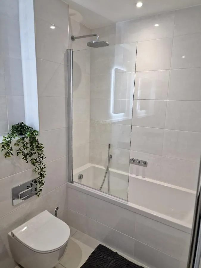 Luxury 3 Bed House, Parking, Garden And 2 Office Desks 2 Villa Bournemouth 0*,  United Kingdom