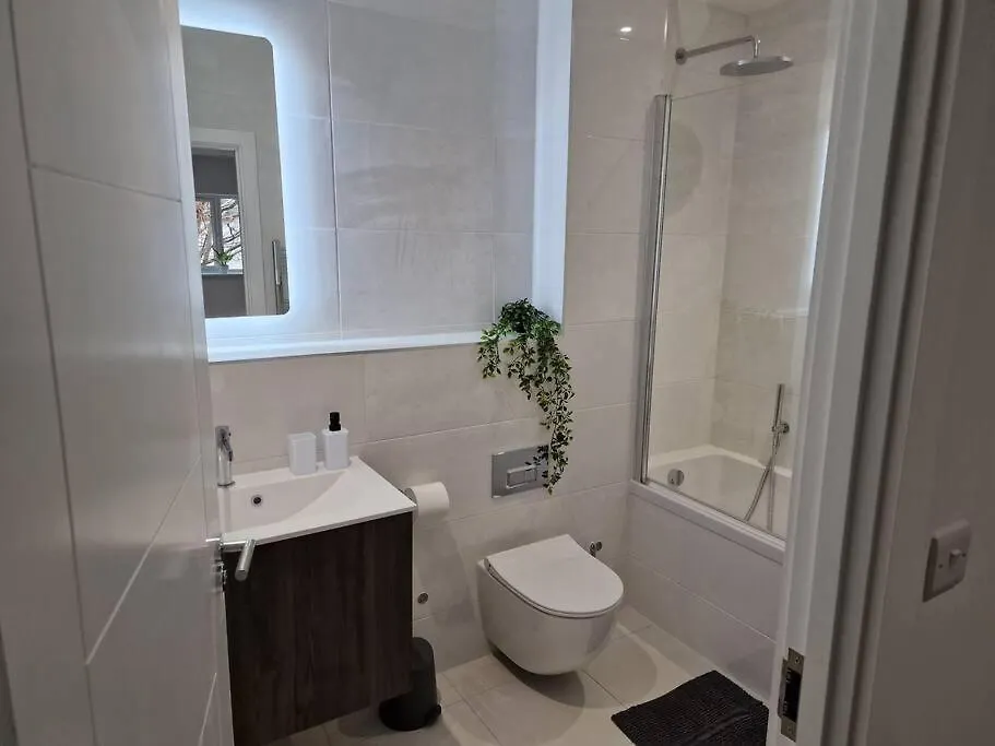 Luxury 3 Bed House, Parking, Garden And 2 Office Desks 2 Villa Bournemouth Holiday home
