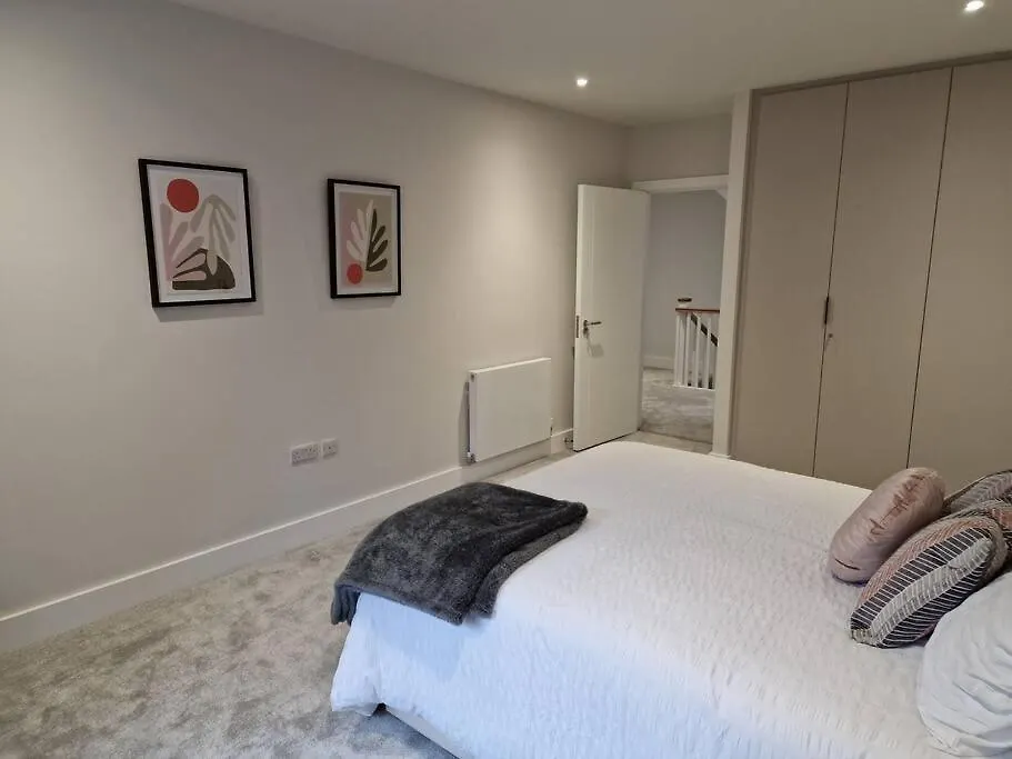 Luxury 3 Bed House, Parking, Garden And 2 Office Desks 2 Villa Bournemouth 0*,  United Kingdom