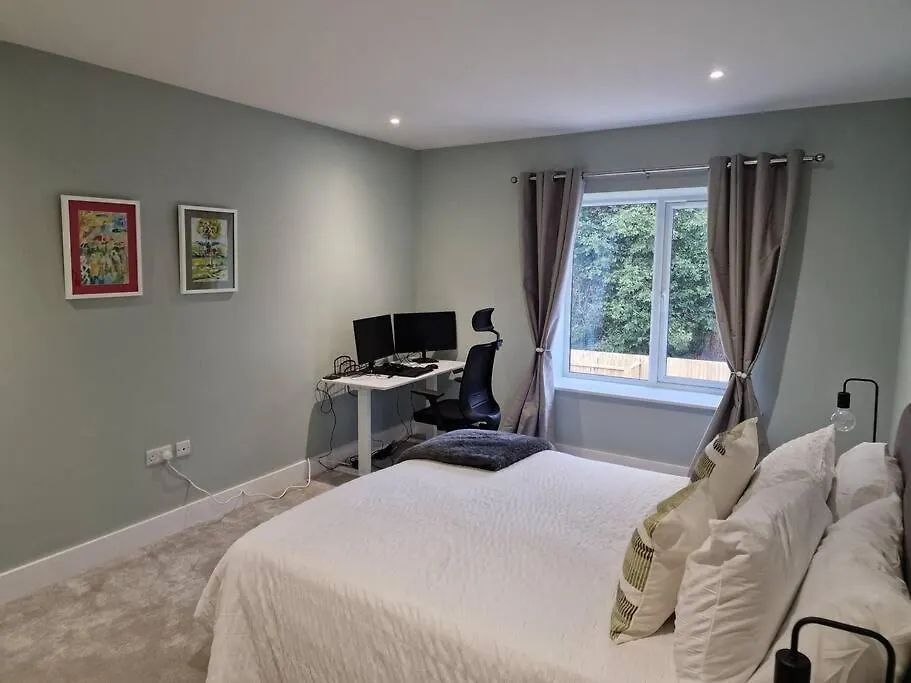 Luxury 3 Bed House, Parking, Garden And 2 Office Desks 2 Villa Bournemouth Holiday home